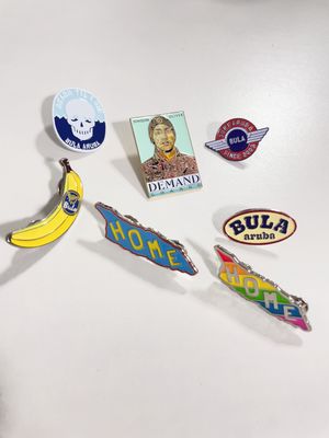 satın al Custom Soft Enamel Lapel Pin with 1.5mm Thickness and Butterfly Clutch for Business Gifts online manufacture