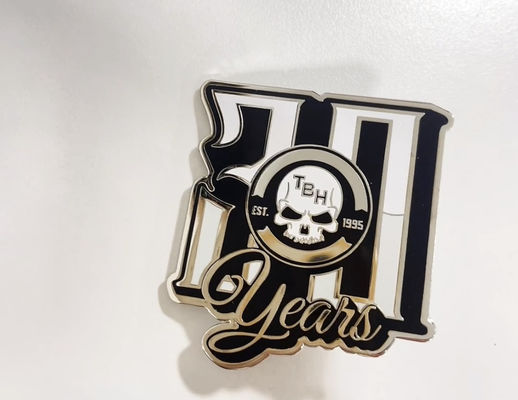 satın al İş hediyeleri için 1.5 mm kalınlığında özel sert emaye lapel iğneleri ve kelebek kilidi online manufacture