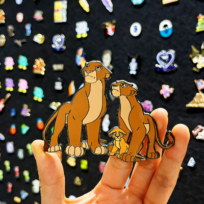 satın al Özel Emaye Pin – Yumuşak/Sert Kaplama, Sim ve UV Baskılı – Sevimli Çizgi Film Anime Logo Rozeti online manufacture