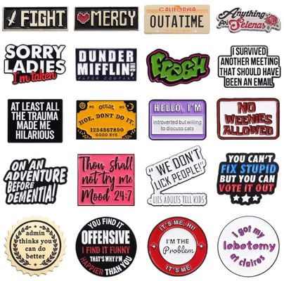 İyi bir fiyat. Zenk alaşımı ve marka için kişiselleştirilmiş logo ile özelleştirilmiş sert emaye lapel pin çevrimiçi