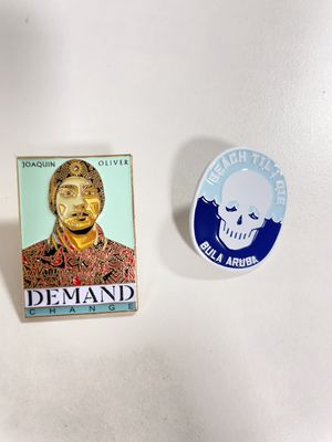 1.5mm kalınlığı ve 35mm boyutuyla özel bir Lapel Pin 5-7 iş günü içinde yapıldı