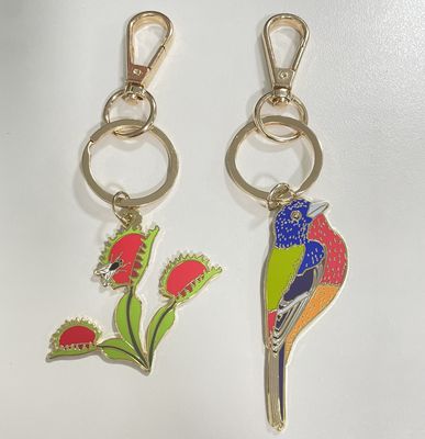 3D Logolu Harf Sert Yumuşak Emaye ve Kumlama Arka Yüzlü Kişiselleştirilmiş Anahtarlık