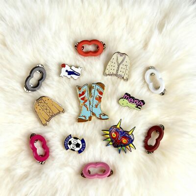 İyi bir fiyat. Özel Tasarımlı Lapel Pins, Marking için Sert/Yumşak Enamel Bitirme ve UV Baskı ile çevrimiçi