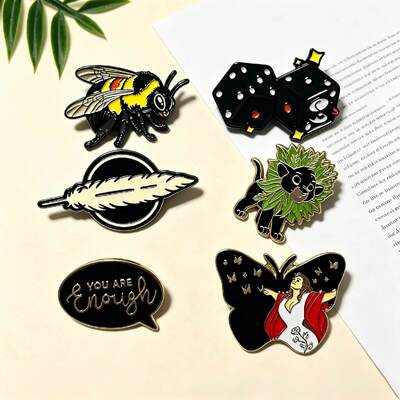 İyi bir fiyat. Fabrika Doğrudan Özel Anime Oyun Karakteri Satış Altın Metal Broş UV Baskı ile Sert Enamel Pini Modern Enamel Pini çevrimiçi
