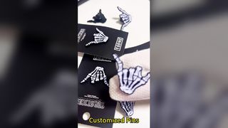 Yumuşak veya sert bitişli, UV baskılı ve sevimli çizgi film tasarımlı kendi parlak emaye pininizi yapın.